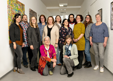 Die Lehrkräfte der Fachschulen stehen zusammen und posieren für ein Gruppenfoto.