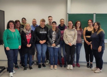 Die Klasse der Fachschule für Heilerziehungspflegehilfe posiert zum Gruppenfoto