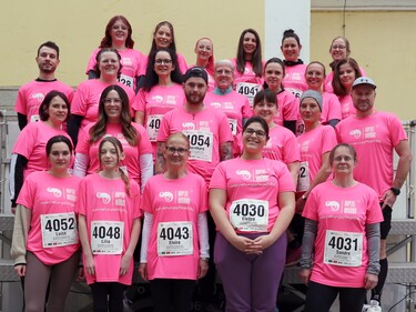 Gruppenfoto, das alle Läufer:innen mit einem pinken T-Shirt zeigt