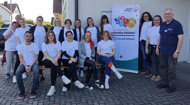 Gruppenfoto der Helfer:innen des Special Olympics Gesundheitstags beu Dr. Loew in Wernberg-Köblitz