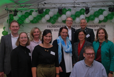 Die Ehrengäste und Redner*innen stehen für ein Gruppenfoto nebeneinander